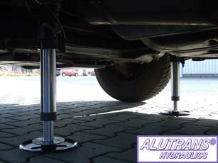 ALUTRANS Hydraulics Hubstütze unter dem Wohnmobil